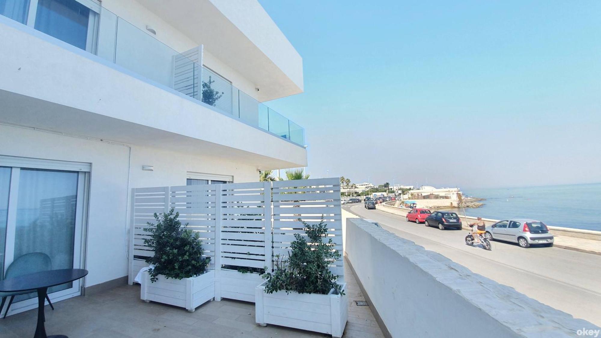 Villa Mediterranea Apartments - Seaview, Pool & Garden Бари Экстерьер фото