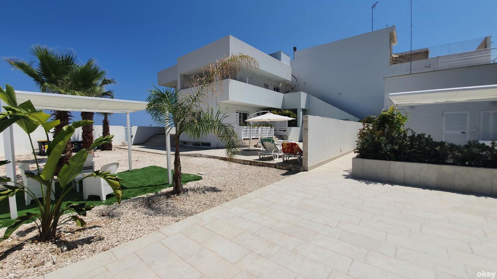 Villa Mediterranea Apartments - Seaview, Pool & Garden Бари Экстерьер фото