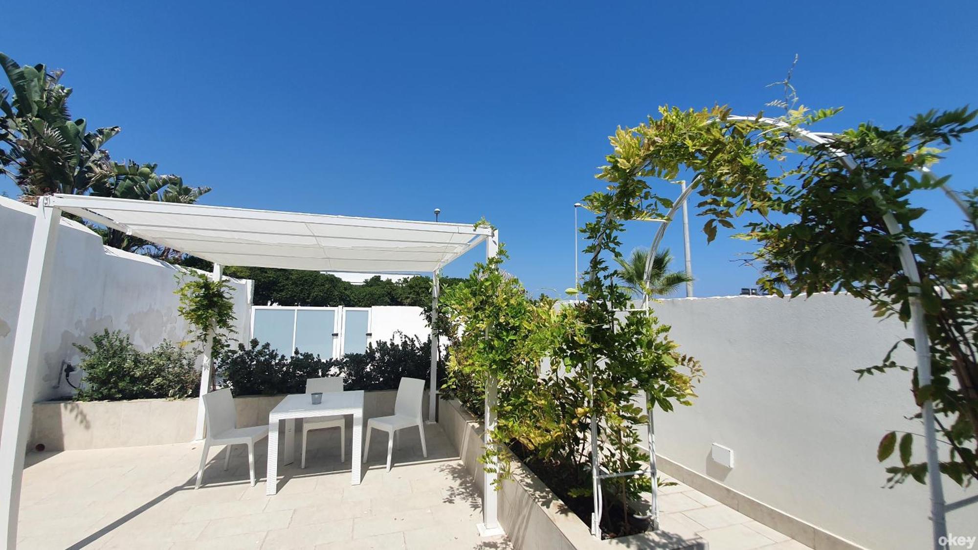 Villa Mediterranea Apartments - Seaview, Pool & Garden Бари Экстерьер фото